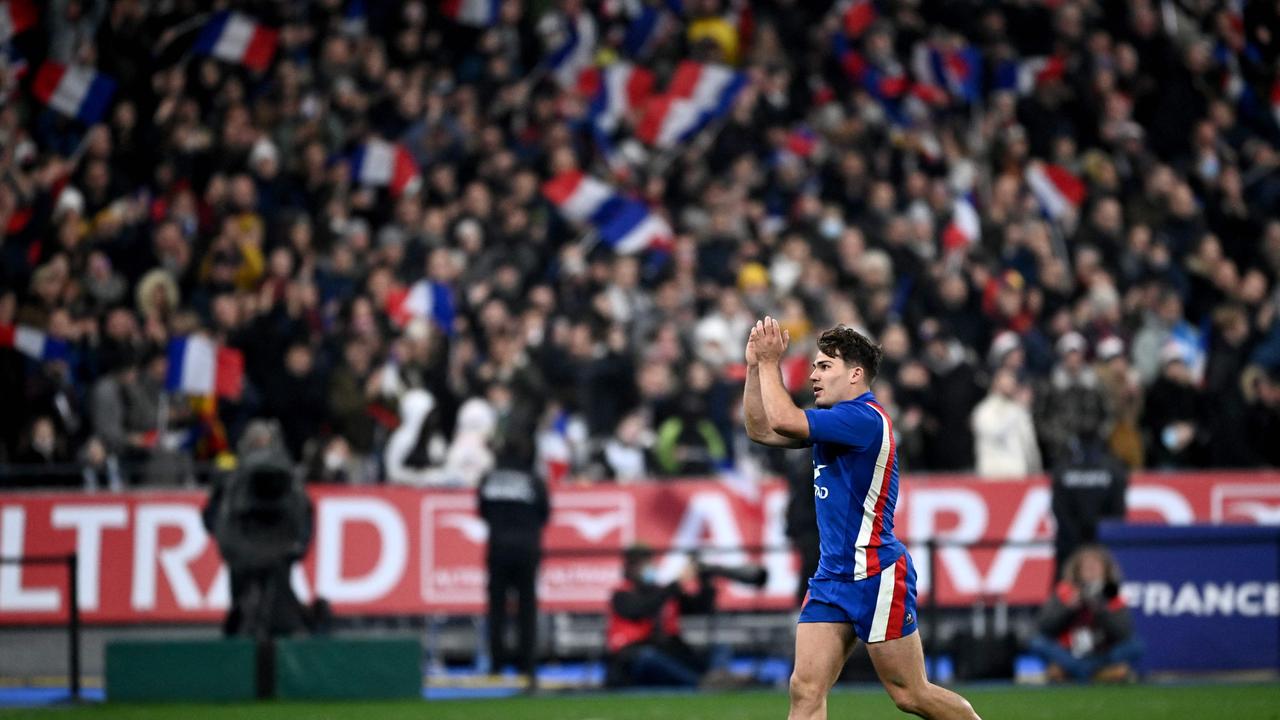 Scrum-half Prancis Antoine Dupont merayakan kemenangan mereka atas Selandia Baru.  foto: AFP