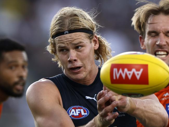 CANBERRA, AUSTRALIA - FEBRUARY 28: Tom De Koning of the Blues handballs during the 2025 AAMI AFL Community Series match between Greater Western Sydney Giants and Carlton Blues at Manuka Oval on February 28, 2025 in Canberra, Australia. (Photo by Darrian Traynor/Getty Images)