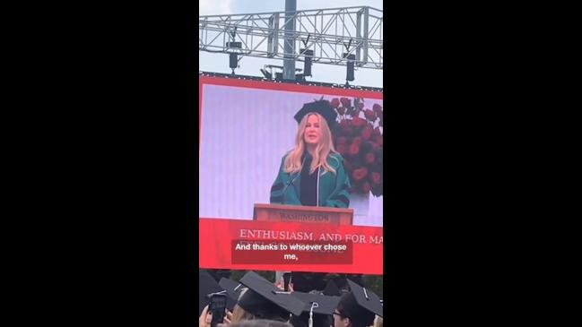 Jennifer Coolidge gives hilarious speech to university graduates ...