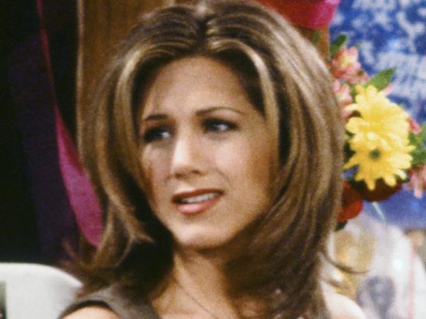 FRIENDS -- "The One Where Rachel Finds Out" Episode 124 -- Pictured: (l-r) Jennifer Aniston as Rachel Green, Courteney Cox as Monica Geller -- (Photo by: Alice S. Hall/NBC/NBCU Photo Bank via Getty Images)