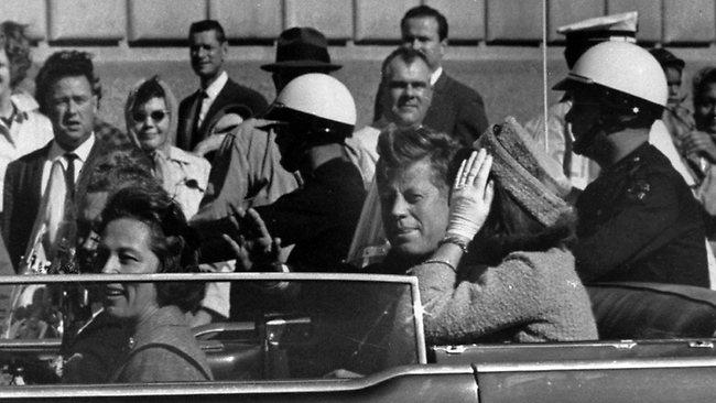 John F. Kennedy in the car with Jackie and, in front, before the assassination.