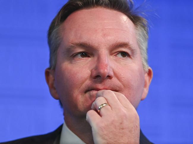 Australian shadow Treasurer Chris Bowen prepares to deliver his speech to the National Press Club in Canberra, Wednesday, April 10, 2019.(AAP Image/Lukas Coch) NO ARCHIVING