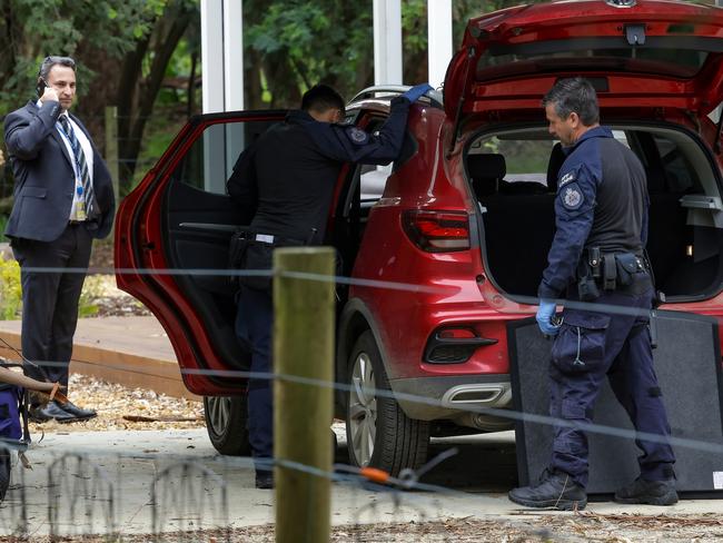 LEONGATHA, AUSTRALIA - NewsWire Photos - 02 NOVEMBER, 2023: Homicide Squad detectives at the Leongatha house of Erin Patterson. A police officer and dog search the car of Erin Patterson. Picture : NCA newsWire / Ian Currie