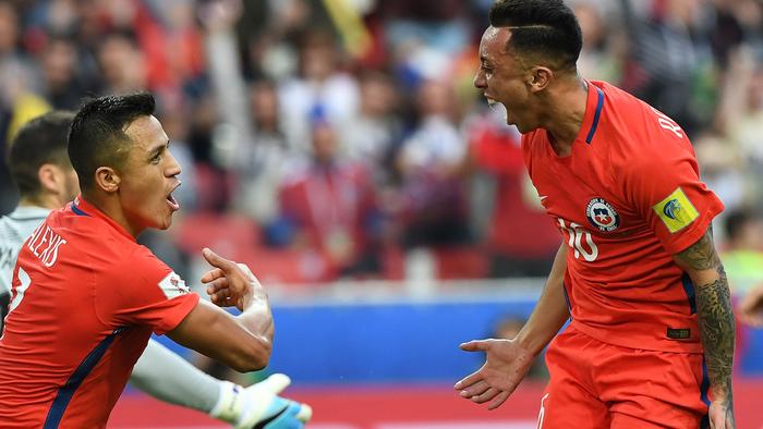 Chile's forward Martin Rodriguez (R) celebrates with Chile's forward Alexis Sanchez after scoring during the 2017 Confederations Cup group B football match between Chile and Australia at the Spartak Stadium in Moscow on June 25, 2017. / AFP PHOTO / Yuri KADOBNOV
