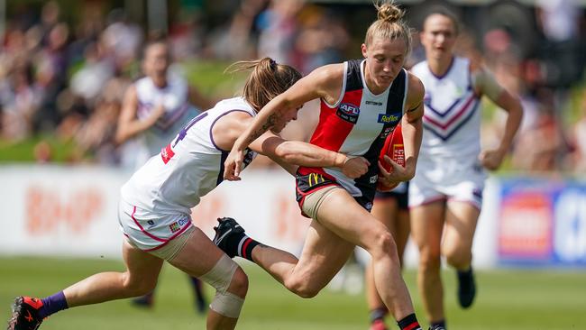 St Kilda’s Alison Drennan is tackled by Docker Leah Mascall.