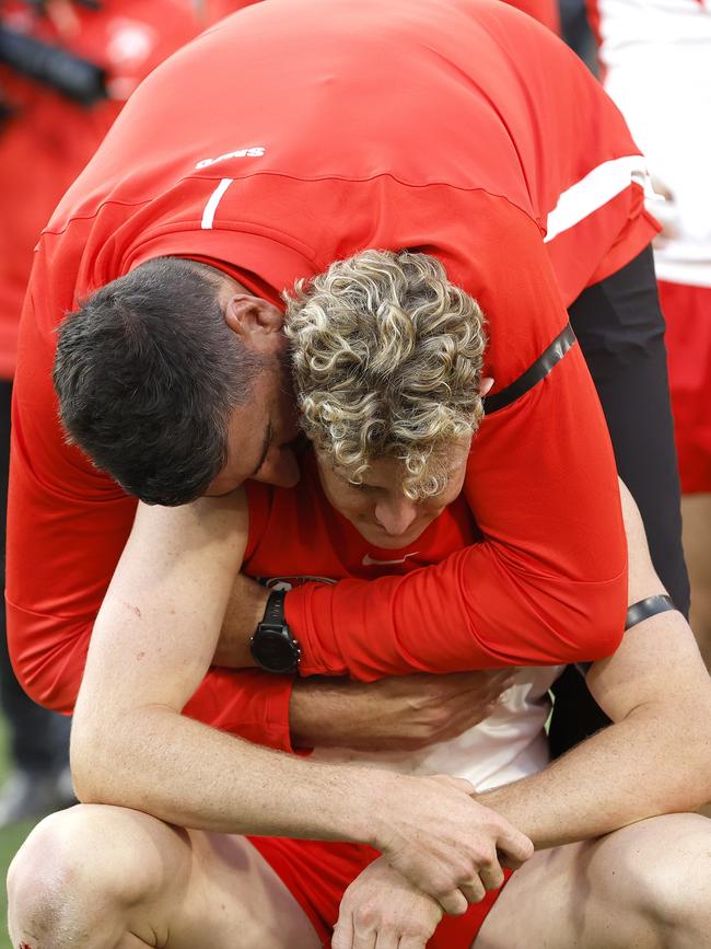 Dean Cox consoles Chad Warner after Sydney’s 2022 AFL Grand Final loss. Photo: Phil Hillyard