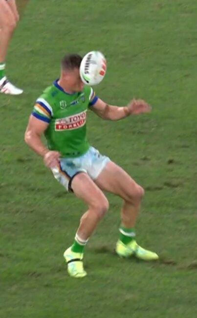 Look ref, no hands. Photo: Fox Sports