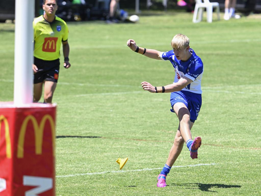 Jackson Winnett kicks for goal. Picture: Martin Ollman