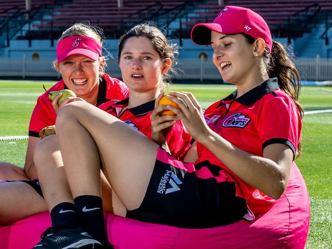 manly, southern, wenty, northshore etc/ AAP(Amanda Lulham please see MEDIA PR David Lyall for names only had 15mins for shoot & girls had to leave quickly plus training match on oval at the same time.) on Wednesday, 9 October 2019. Sydney Sixers  players having a picnic on North Sydney Oval ahead of the first giant weekend of the WBBL which will feature three days of games, including matches between the Sydney Sixers and the Sydney Thunder.(AAP IMAGE / MONIQUE HARMER)