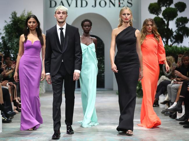 SYDNEY, AUSTRALIA - AUGUST 08: (L-R) Jessica Gomes, Anwar Hadid, Adut Akech, Karolina Kurkova and Victoria Lee walk in the finale of the David Jones Spring Summer 18 Collections Launch at Fox Studios on August 8, 2018 in Sydney, Australia. (Photo by Mark Metcalfe/Getty Images for David Jones)