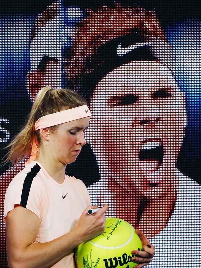 Elina Svitolina signs autographs after winning against Denisa Allertova last night. Photo: Getty Images