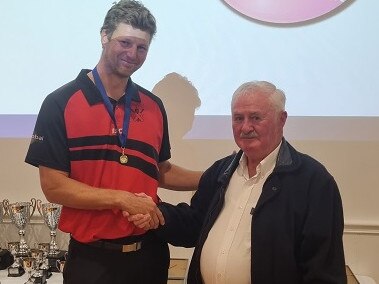 Ben Way accepts the GDCA Sullivan Medal from Kevin Sullivan.