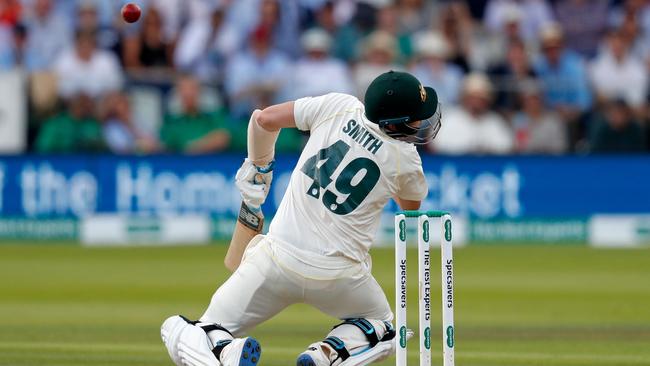 Steve Smith cops a Jofra Archer bouncer. Photo: Adrian DENNIS / AFP