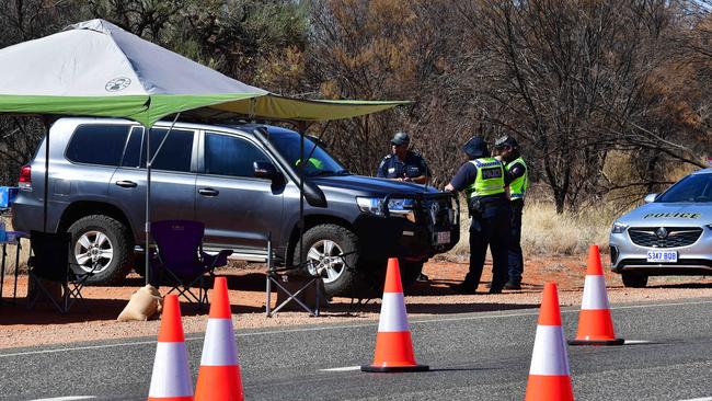 Police check vehicles on the South Australia and Northern Territory border. Picture Chloe Erlich