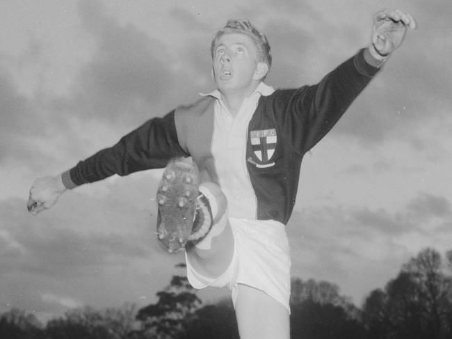 1959. St Kilda's Verdun Howell at training. HWT ARCHIVAL NEGATIVE?
