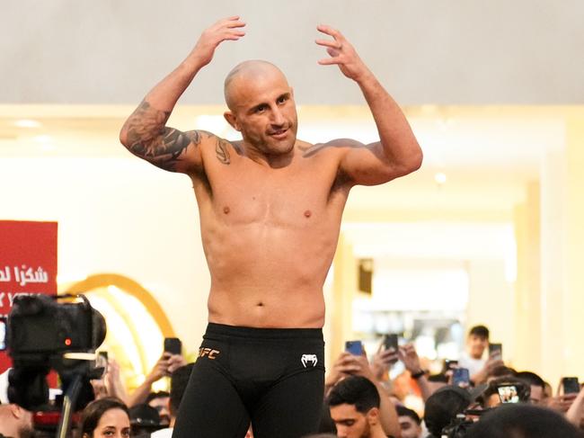 ABU DHABI, UNITED ARAB EMIRATES - OCTOBER 18:  Alexander Volkanovski of Australia holds an open training session for fans and media during the UFC 294 open workouts at Yas Mall on October 18, 2023 in Yas Island, Abu Dhabi, United Arab Emirates.  (Photo by Chris Unger/Zuffa LLC via Getty Images)