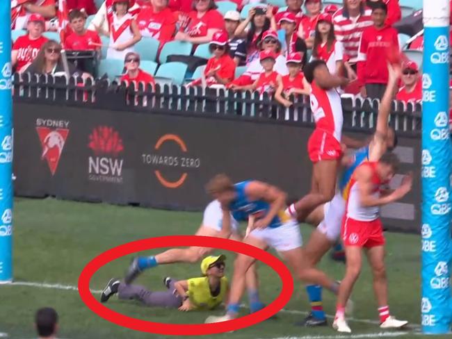 Goal umpire praised over absurd act