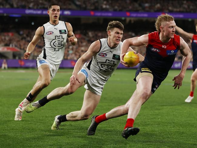 MELBOURNE, AUSTRALIA - August 18, 2023. AFL . Clayton Oliver of the Demons breaks away from Sam Walsh of the Blues during the semi final match between Melbourne and Carlton at the MCG in Melbourne, Australia. Photo by Michael Klein.