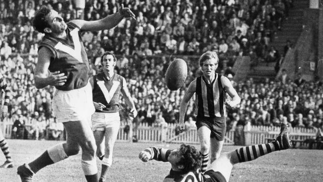 Bob Hammond, left, in action for North Adelaide against Hawthorn at Adelaide oval in 1971.