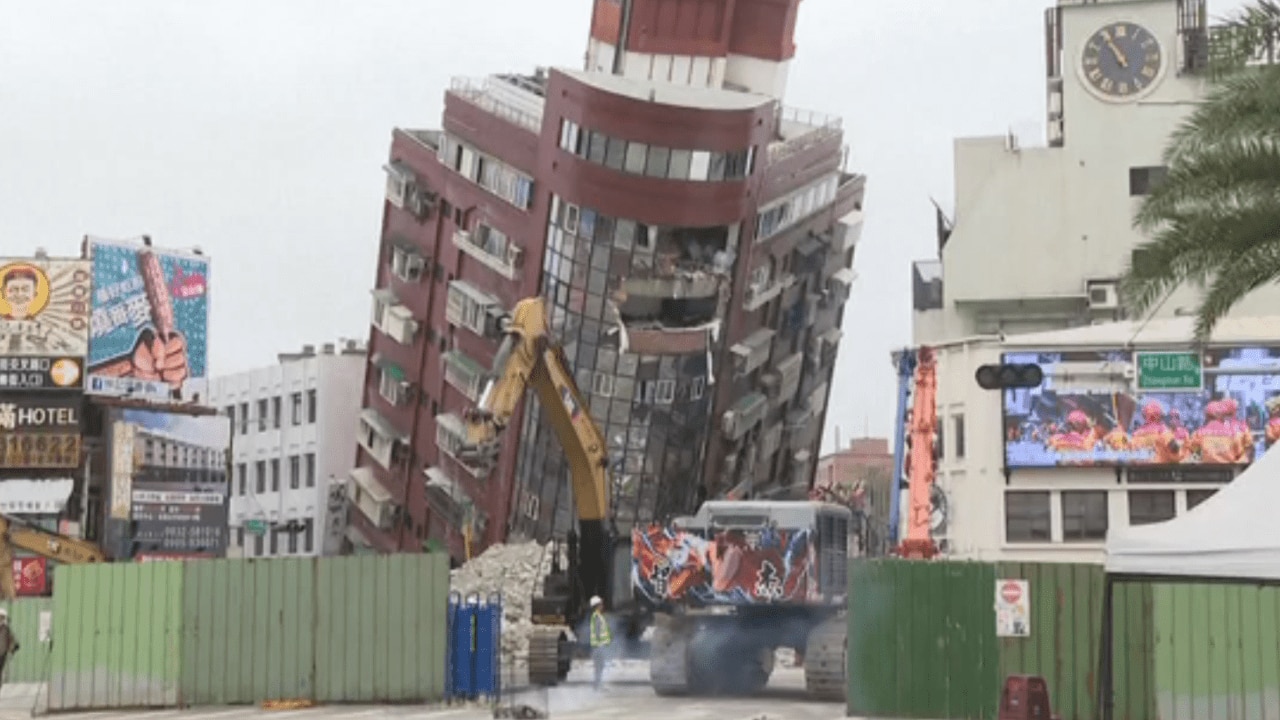 Filmări dramatice surprind momentul în care clădirea Uranus a fost demolată în centrul orașului Hualien, după cel mai puternic cutremur din ultimii 25 de ani