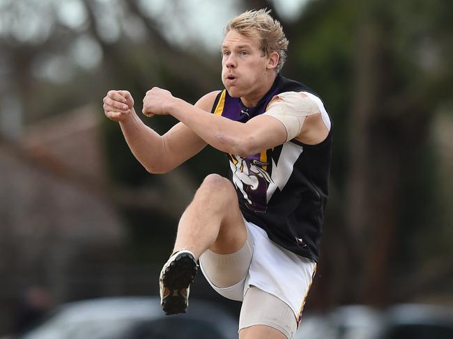 Champion forward Leigh Williams sets sail for goal. Picture: Chris Eastman/AAP