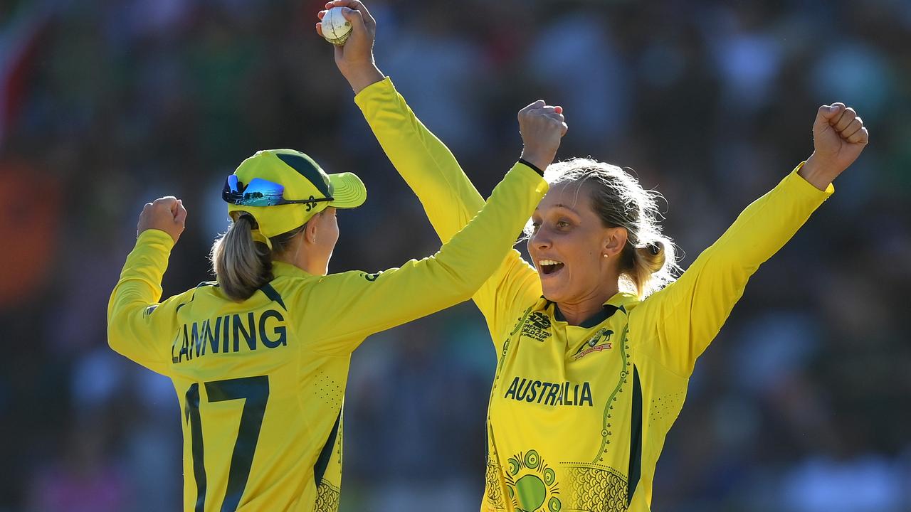 Meg Lanning and Ashleigh Gardner. Picture: Mike Hewitt / Getty Images