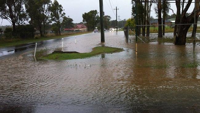 Penrith residents evacuate flood waters | Daily Telegraph