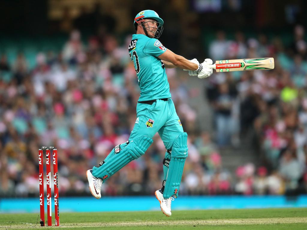 Heat's Chris Lynn smashes a boundary - he was airbourne when he hit it!