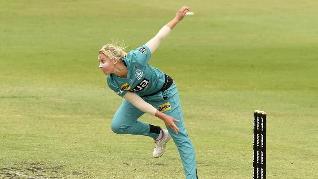 Delissa Kimmince bowls for Brisbane. Photo: Albert Perez/Getty Images