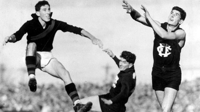 Ron Evans shoots for goal against Fitzroy.