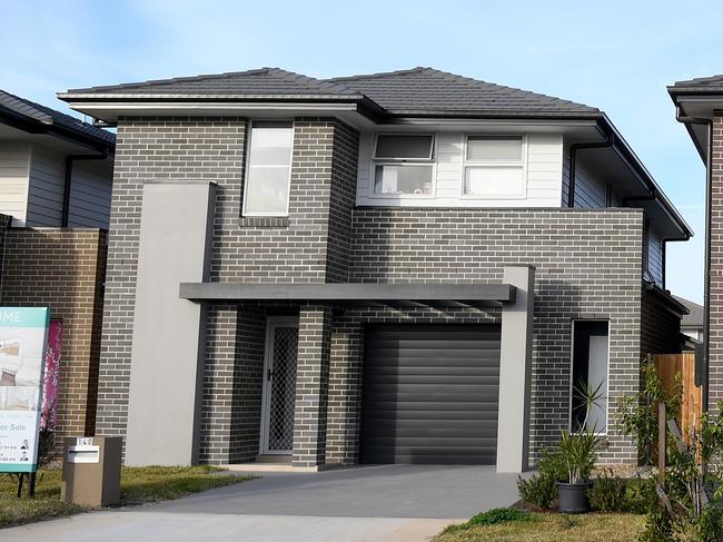 Residential housing is seen in Sydney's west, Thursday, July 26, 2018. Tumbling house prices in Sydney and Melbourne are the main drivers behind the first annual drop in national property prices in six years, a new report shows. (AAP Image/Dan Himbrechts) NO ARCHIVING