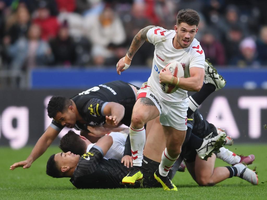 HULL, ENGLAND – OCTOBER 27: Oliver Gildart of England breaks away to score the winning try during the International Series match between England and New Zealand at KCOM Stadium on October 27, 2018 in Hull, England. (Photo by Laurence Griffiths/Getty Images)