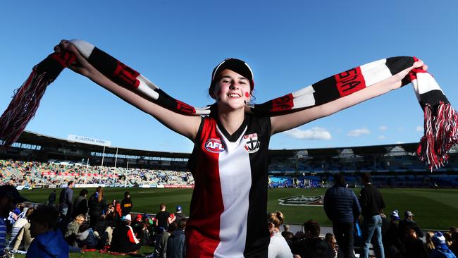 Near capacity crowd rolls in for North Melbourne v St Kilda at