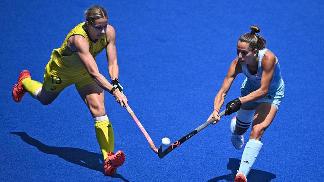 Australia's Edwina Bone and Argentina's Sofia Toccalino vie for the ball. Picture: AFP