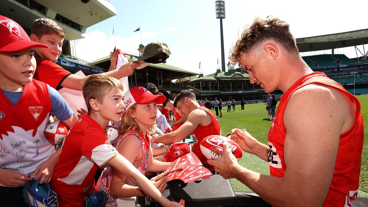 Chad Warner signs autographs at the SCG during grand final week. Picture: Phil Hillyard