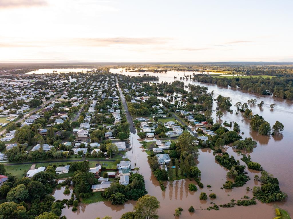 The Mary River rising steadily in Maryborough.