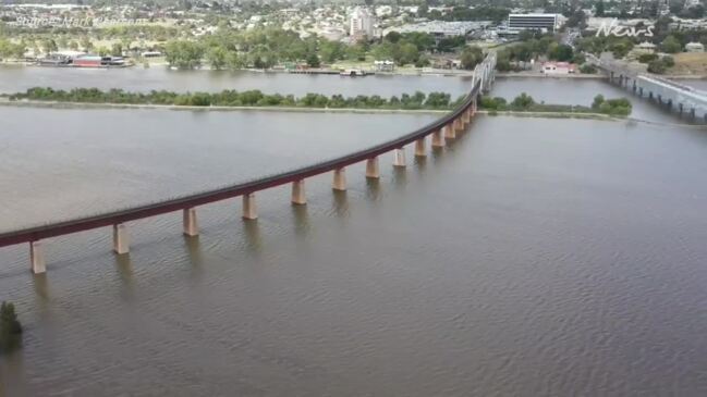 Murray Bridge turns into a lake as floodwaters swamp flats