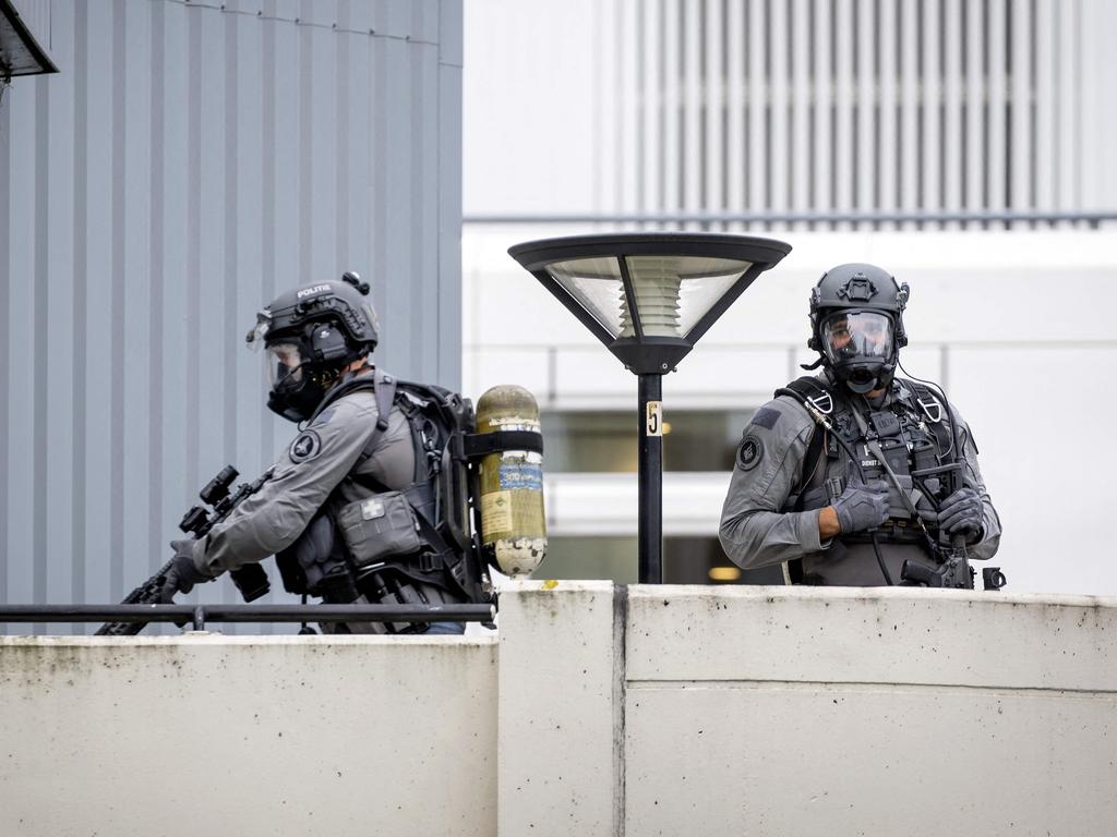 Police officers from the special intervention service take part in an operation at the Erasmus MC hospital in Rotterdam. (Photo by Sem van der Wal / ANP / AFP) / Netherlands OUT
