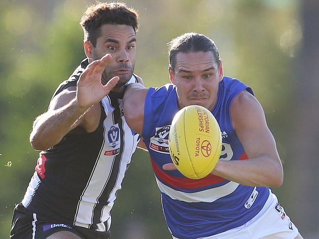 VFL. Collingwood vs Footscray at Olympic Park.   Bulldog Lukas Webb  and Collingwood's Daniel Wells  battle   . Pic: Michael Klein.