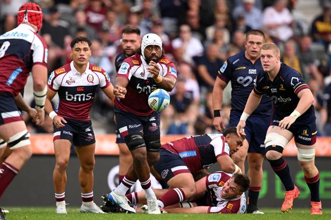 Seru Uru of the Reds passes the ball. Photo by Joe Allison/Getty Images.