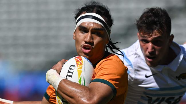 Australia's Dietrich Roache (L) escapes Argentina's Tobias Wade (R) to score a try during the rugby union match between Australia and Argentina on the first day of the Los Angeles 2022 World Rugby Sevens Series event at Dignity Health Sports Park in Carson, California on August 27, 2022. (Photo by Patrick T. FALLON / AFP)