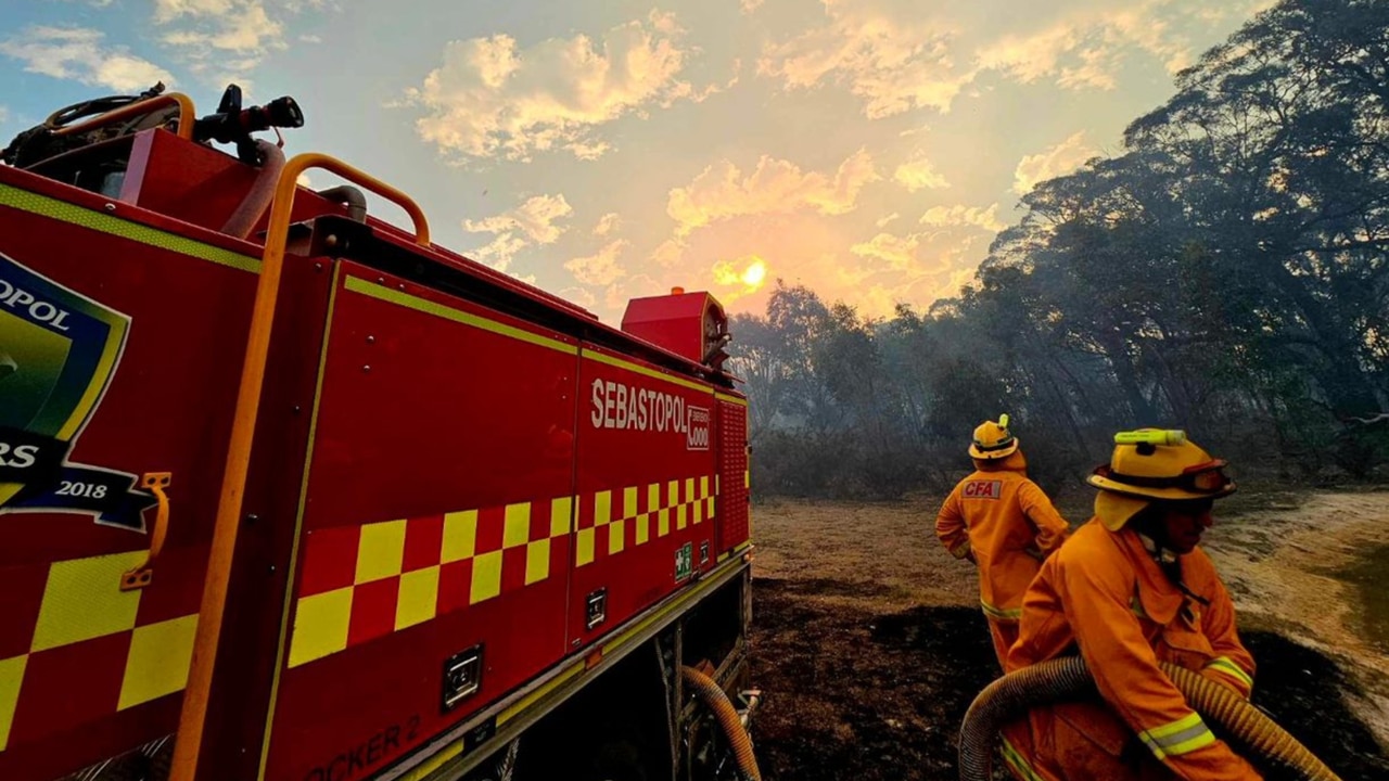 Nearly 1,000 firefighters battling Western Victoria bushfires