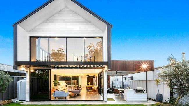 This Sea Eagle Court, Casuarina home sold for $2 million on July 21, 2020. It was sold by LJ Hooker.