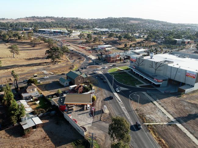 The Bridge Inn Rd roundabout in Mernda will be replaced with traffic lights.