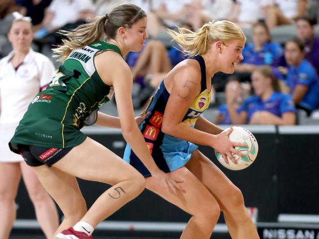 Jets player Sienna Linnan with Bayley D' Hotman de Villiers Titans player, playing in the Netball U18 grand final teams at the Nissan State Titles, on Tuesday 20th September 2022 – Photo Steve Pohlner