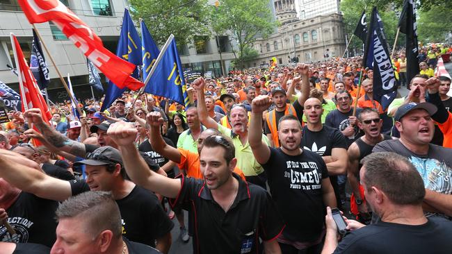 CFMEU workers protest outside Melbourne Magistrates Court ahead of court hearing for CFMEU bosses. Picture: Ian Currie