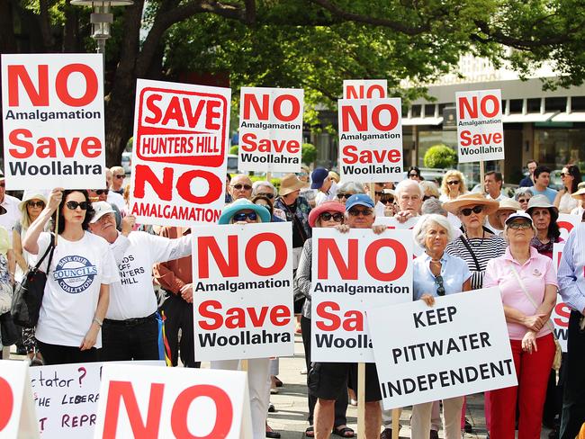 Woollahra council Mayor Toni Zeltzer addresses the crowd at the anti-merger rally in Guilfoyle Park, Double Bay.