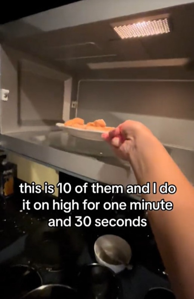 Se reheats the food in the microwave “on high for one minute and 30 seconds.” Picture: Tiktok / @seebiedeebie