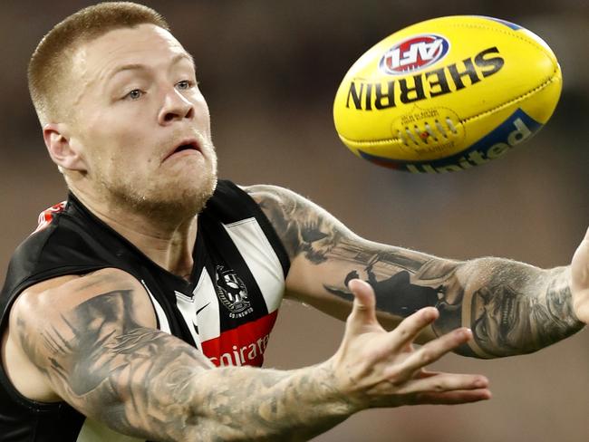 MELBOURNE, AUSTRALIA - JULY 04: Jordan De Goey of the Magpies marks the ball during the round 16 AFL match between Collingwood Magpies and St Kilda Saints at Melbourne Cricket Ground on July 04, 2021 in Melbourne, Australia. (Photo by Darrian Traynor/Getty Images)