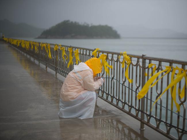 South Korea ferry disaster: Yellow ribbons become symbol of hope